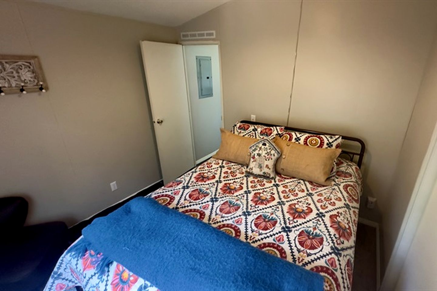 Cozy Cabin Escape with Pond, Creek & Firepit in Mount Shasta, California