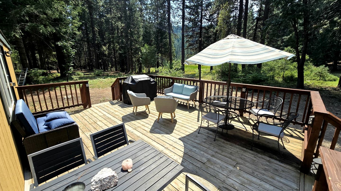 Cozy Cabin Escape with Pond, Creek & Firepit in Mount Shasta, California