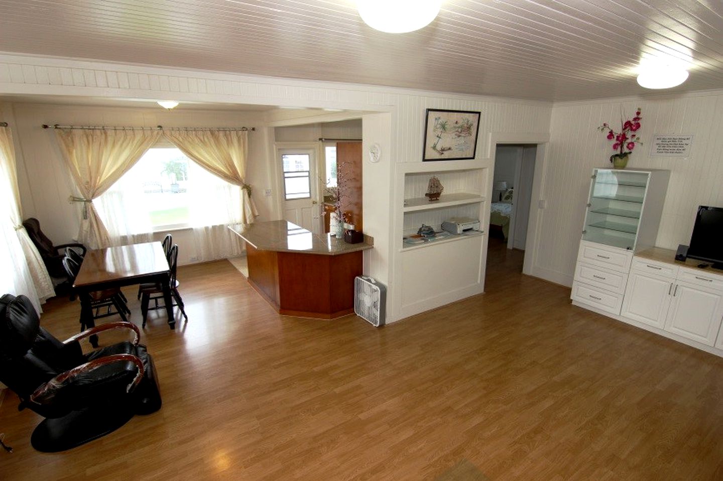 Beautiful Beachside Cottage with Mountain Views near Honolulu, Hawaii