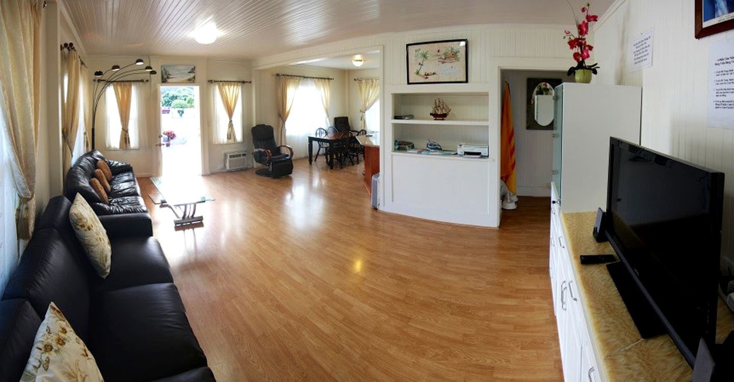 Beautiful Beachside Cottage with Mountain Views near Honolulu, Hawaii