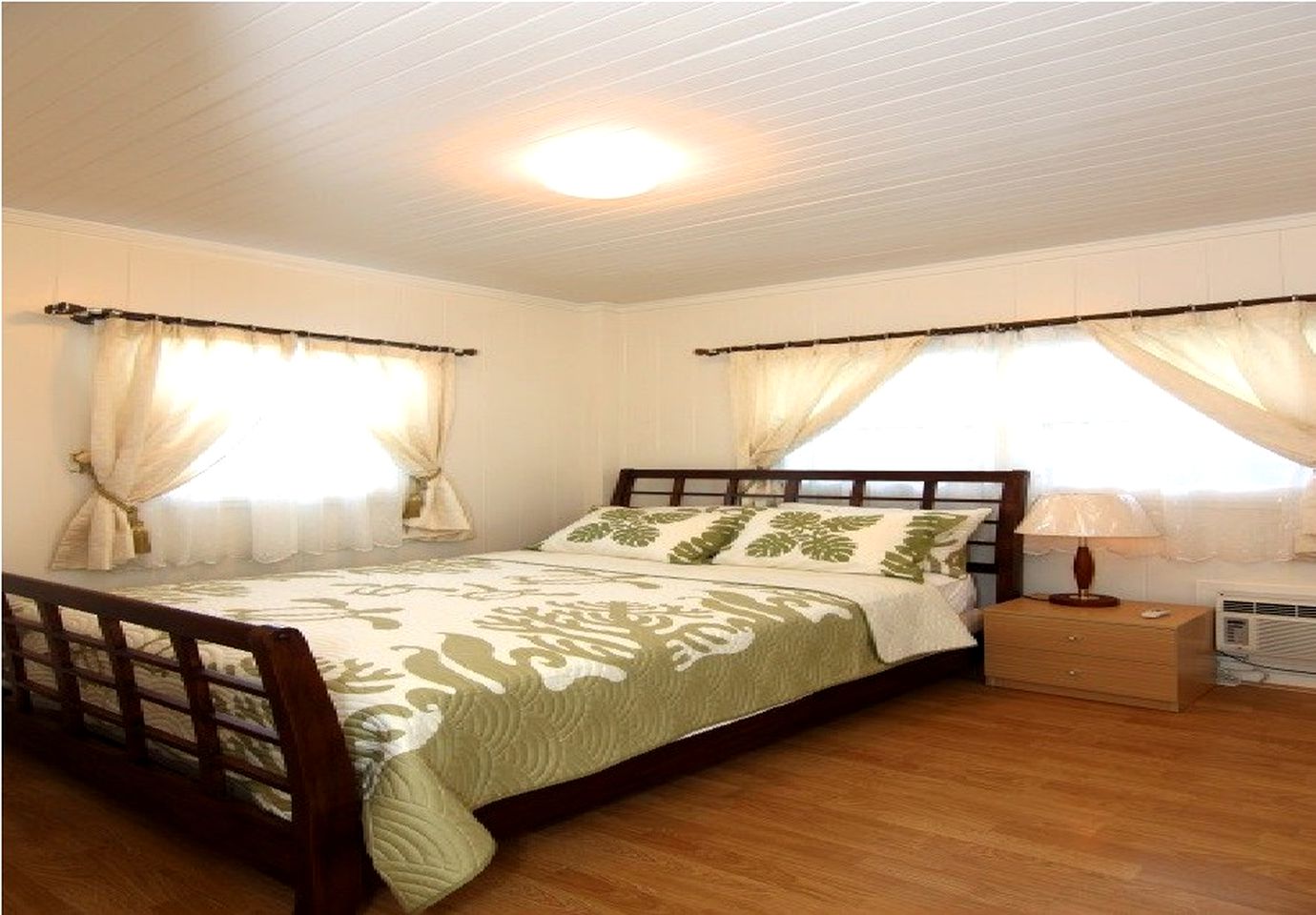 Beautiful Beachside Cottage with Mountain Views near Honolulu, Hawaii