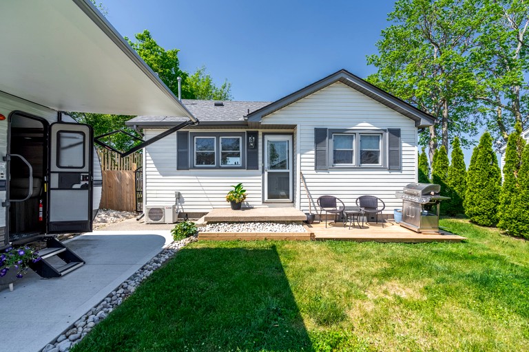 Cottages (Canada, Leamington, Ontario)