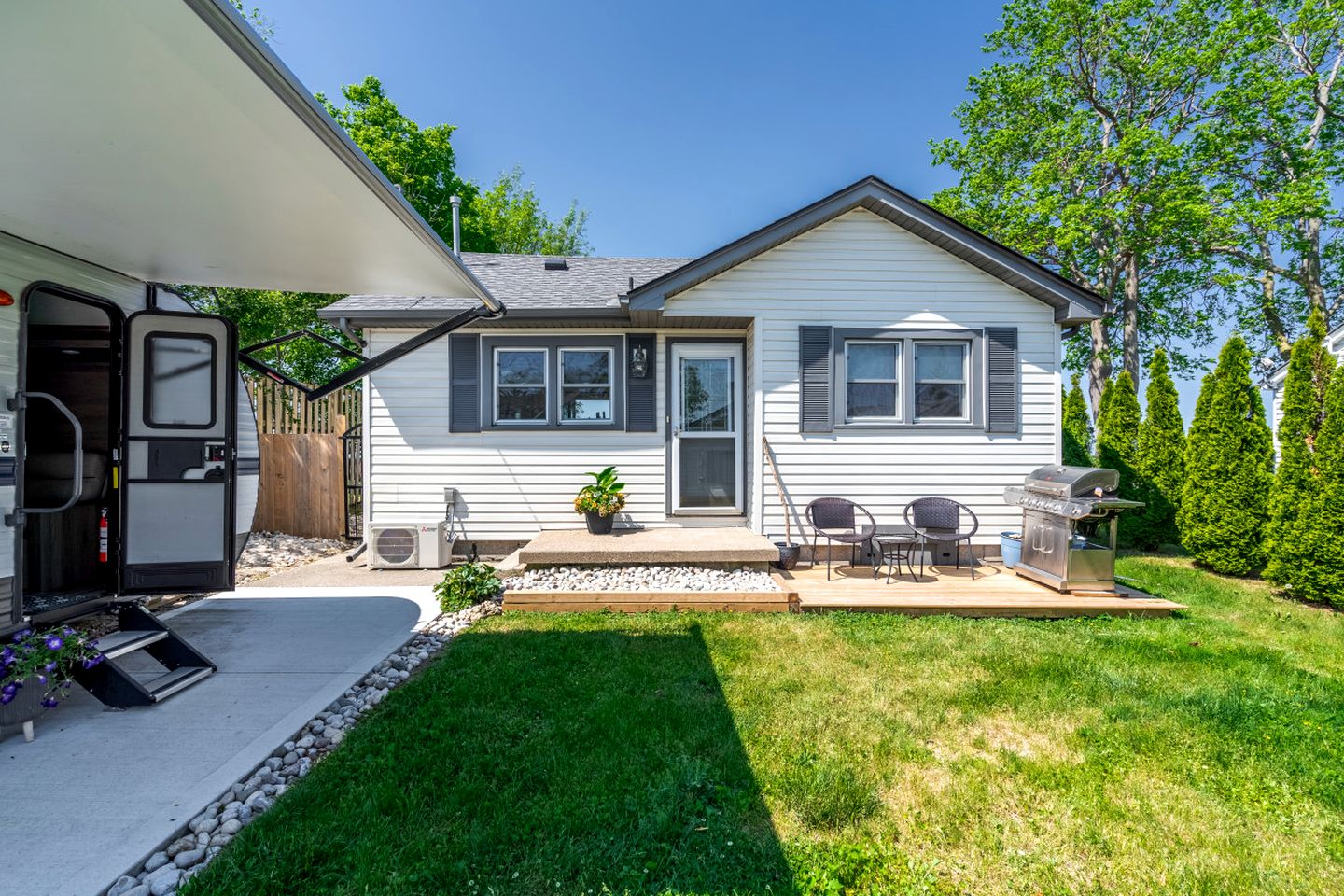 Stunning Cottage with Nice Views and Fire Pit in Leamington, Ontario