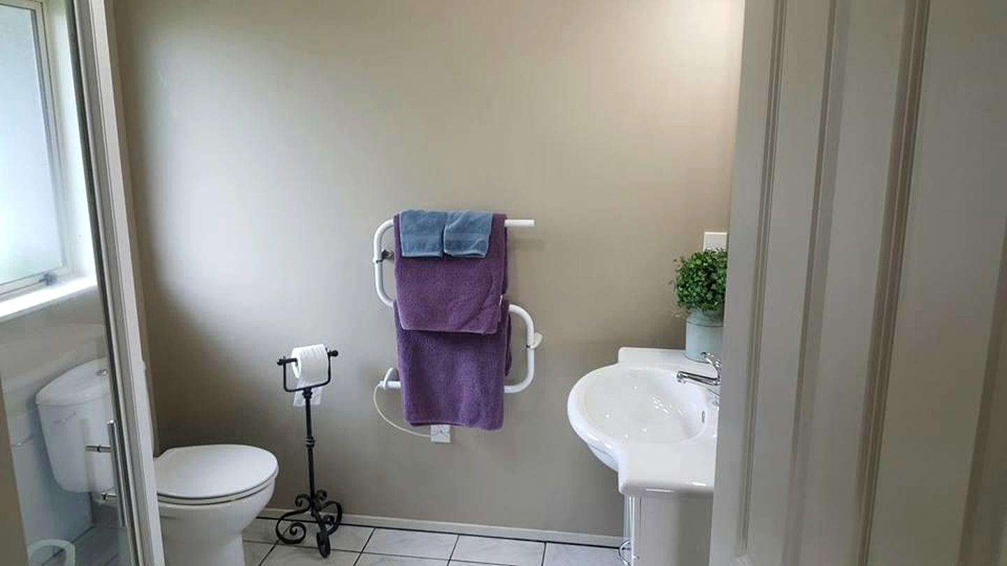 Luxury Getaway with Hot Tub in Otorohanga, North Island