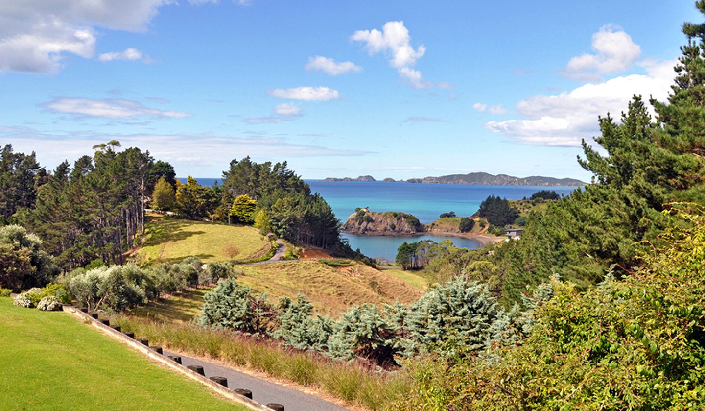 Coastal Cottage Room Retreat with Panoramic Views in Northland, New Zealand