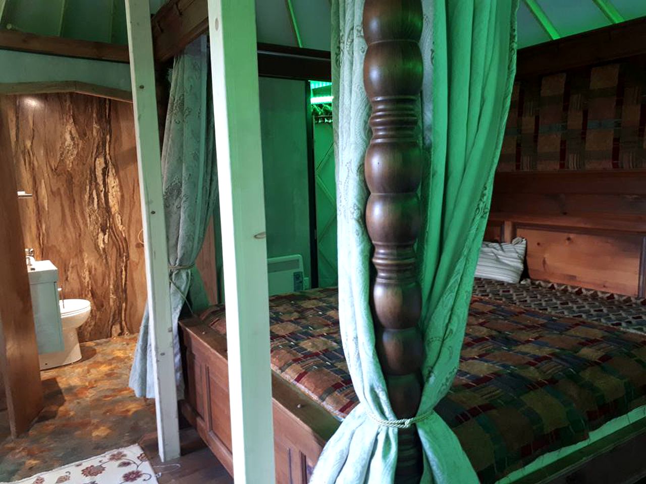 Luxurious Yurt Rental with Kitchenette for Farm Holiday in Somerset, England