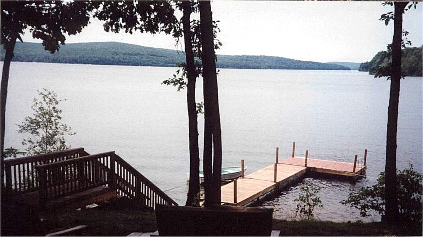 Idyllic Waterfront Log Cabin in Wayne County Overlooking Lake Wallenpaupack, Pennsylvania