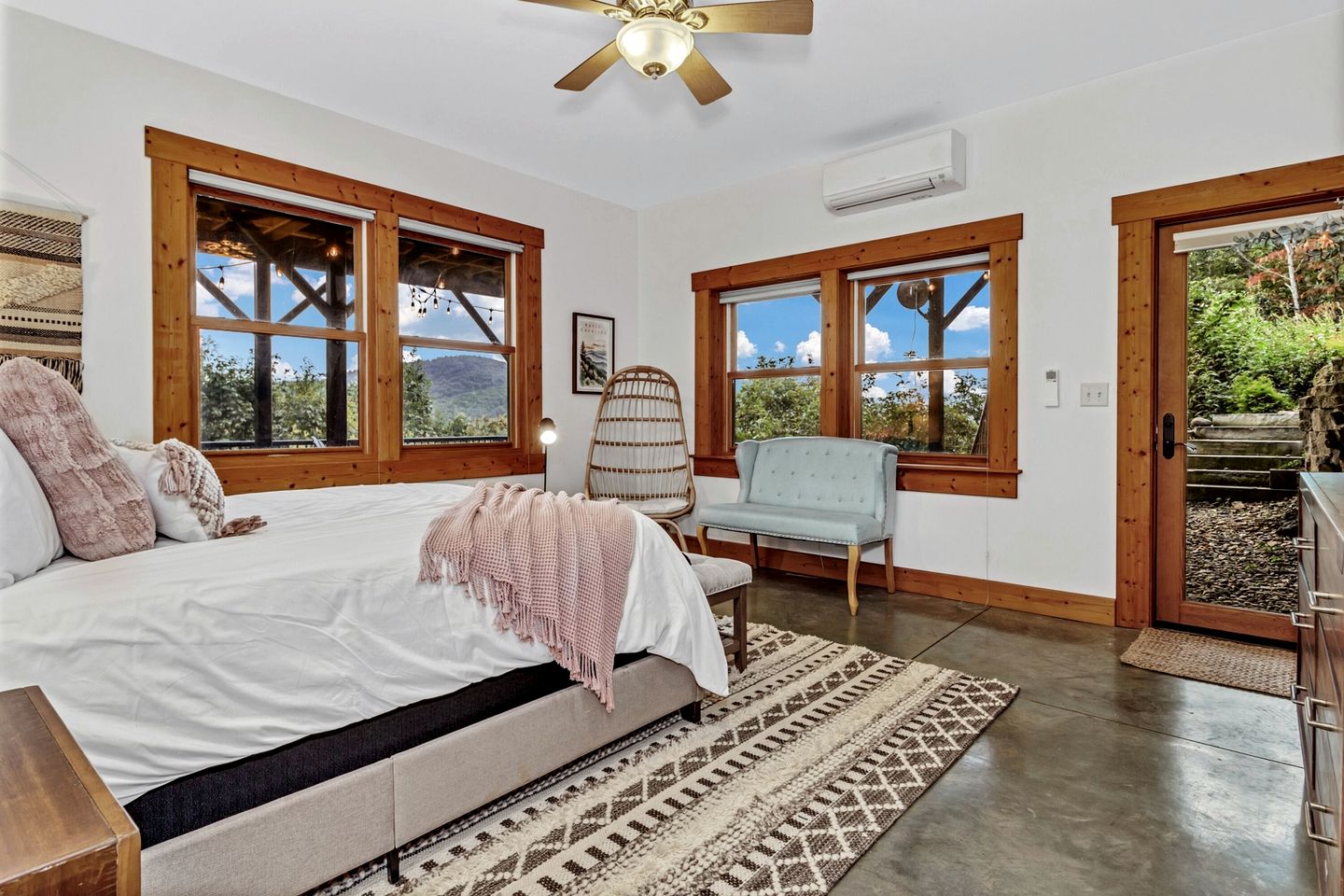 Cozy Mountain Retreat with Hot Tub and Fire Pit near Black Mountain, North Carolina