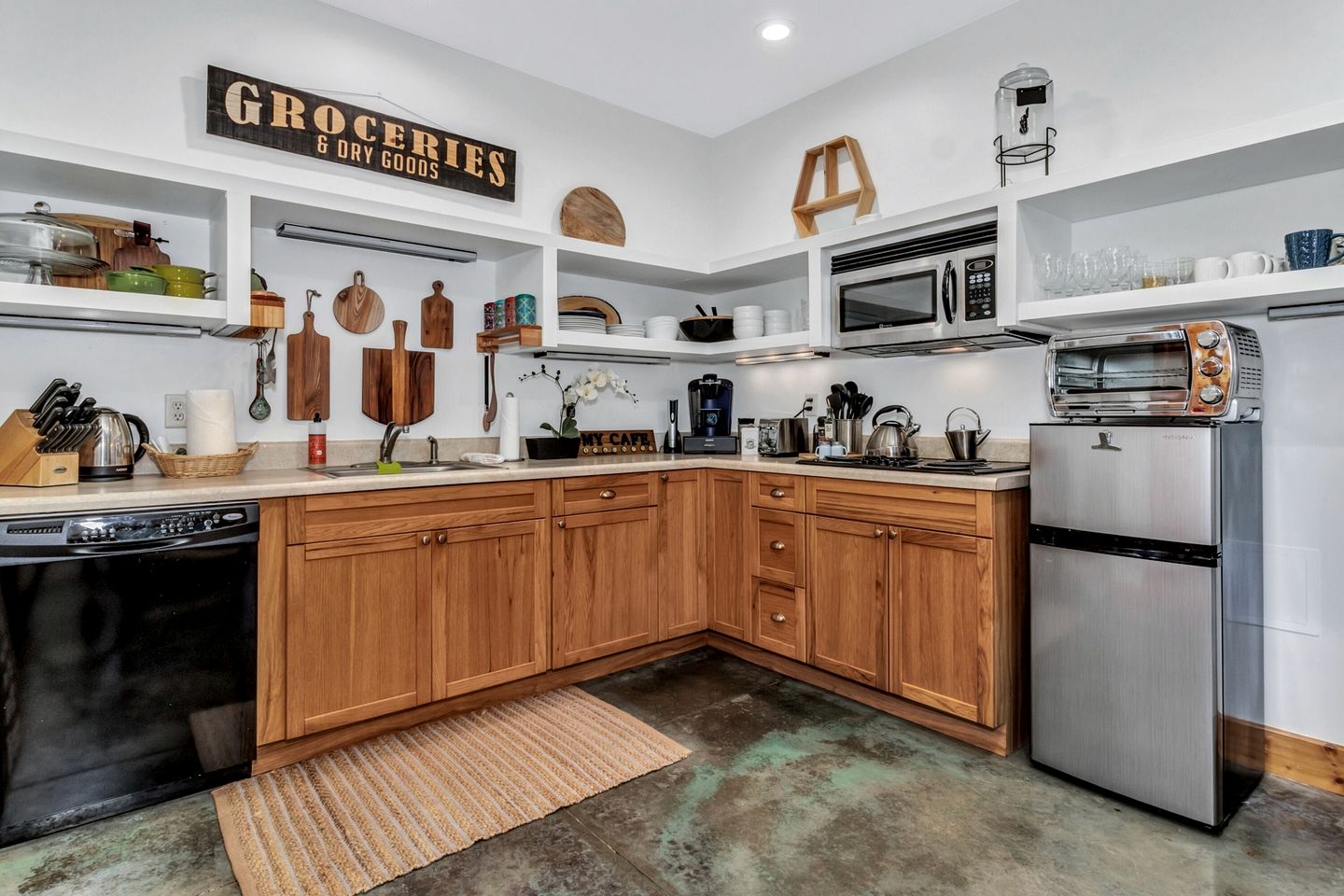 Cozy Mountain Retreat with Hot Tub and Fire Pit near Black Mountain, North Carolina