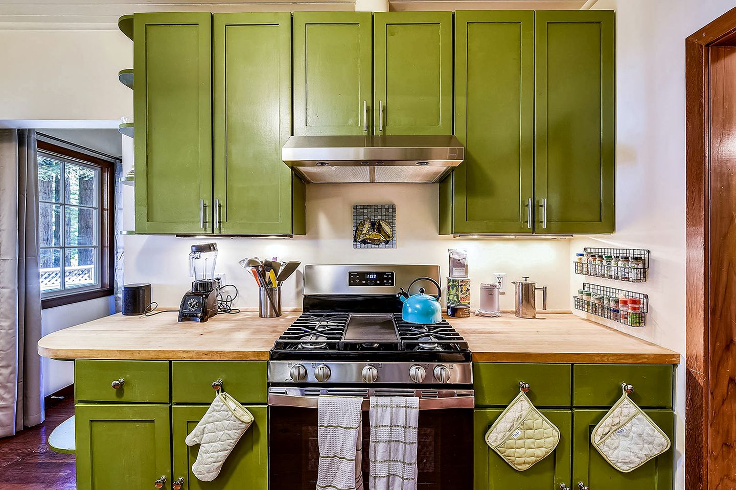 Handsomely Renewed Cabin with Spa Perfect for a Family Escape in Guerneville, California