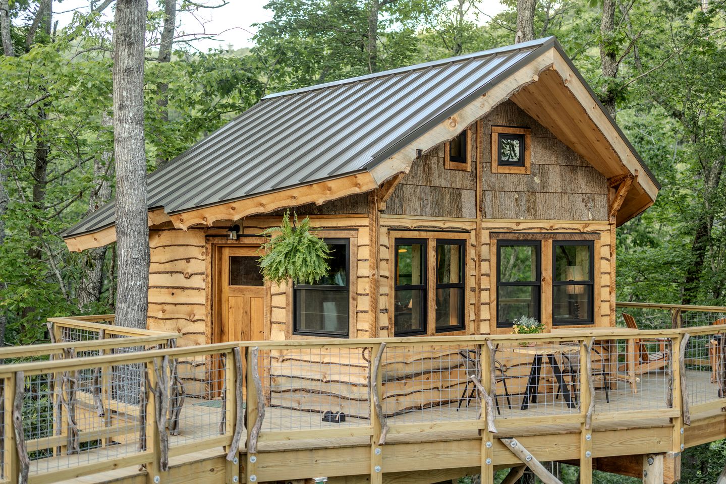 Exclusive Luxury Treehouse Escape with Soaking Tub & Pizza Oven Near Waterfalls, Zirconia, NC