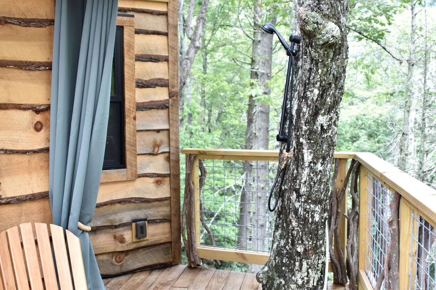 Exclusive Luxury Treehouse Escape with Soaking Tub & Pizza Oven Near Waterfalls, Zirconia, NC