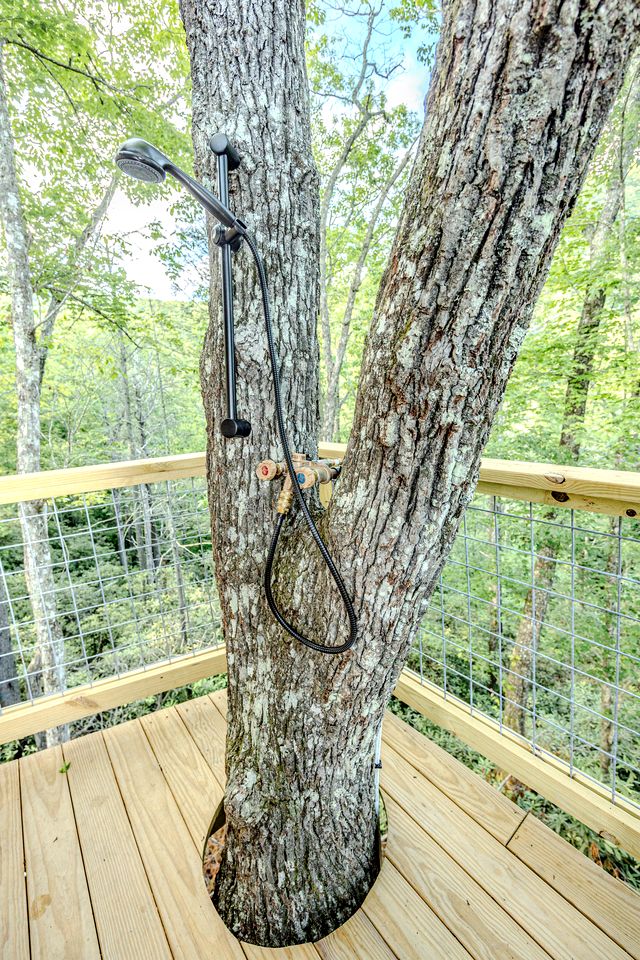 Exclusive Luxury Treehouse Escape with Soaking Tub & Pizza Oven Near Waterfalls, Zirconia, NC