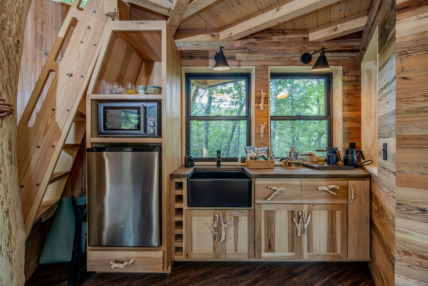 Exclusive Luxury Treehouse Escape with Soaking Tub & Pizza Oven Near Waterfalls, Zirconia, NC