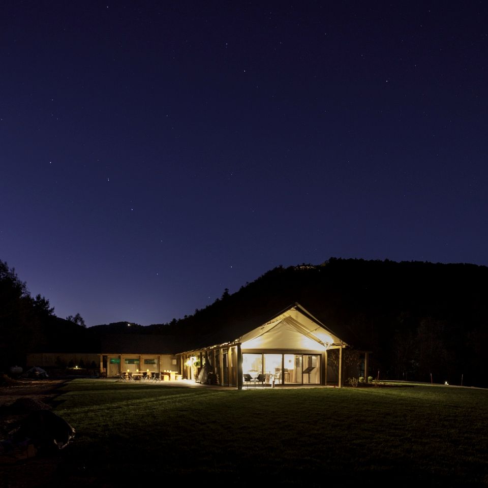 Exclusive Luxury Treehouse Escape with Soaking Tub & Pizza Oven Near Waterfalls, Zirconia, NC