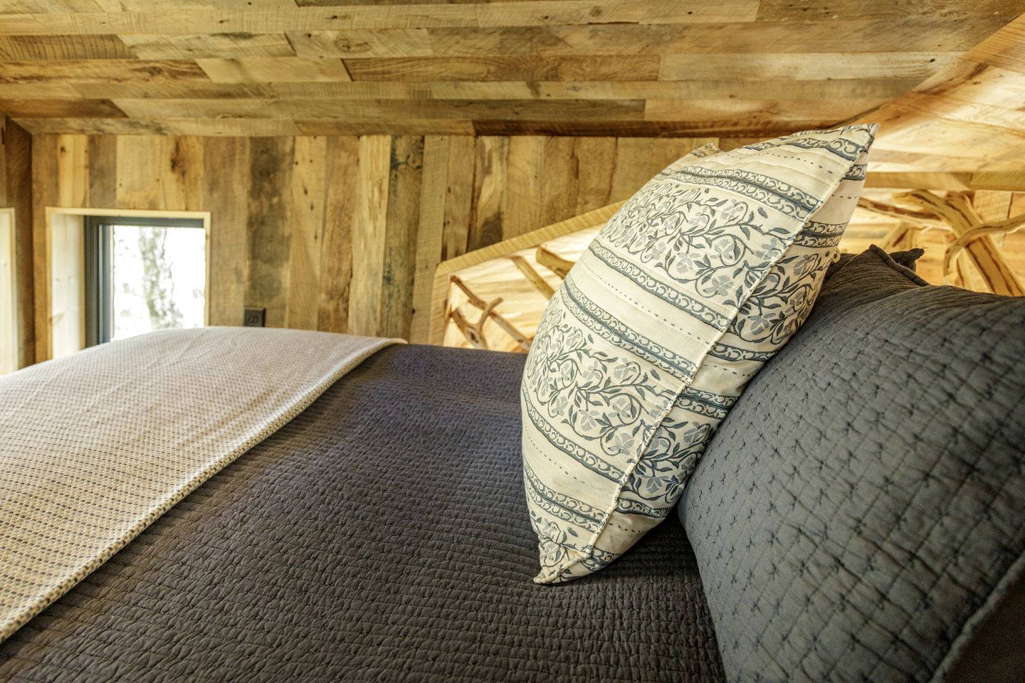 Exclusive Luxury Treehouse Escape with Soaking Tub & Pizza Oven Near Waterfalls, Zirconia, NC