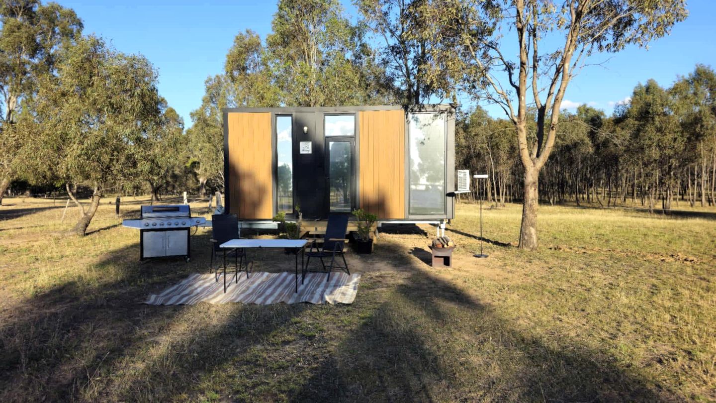 Cute Tiny House with Barbecue in Daisy Hill, Victoria
