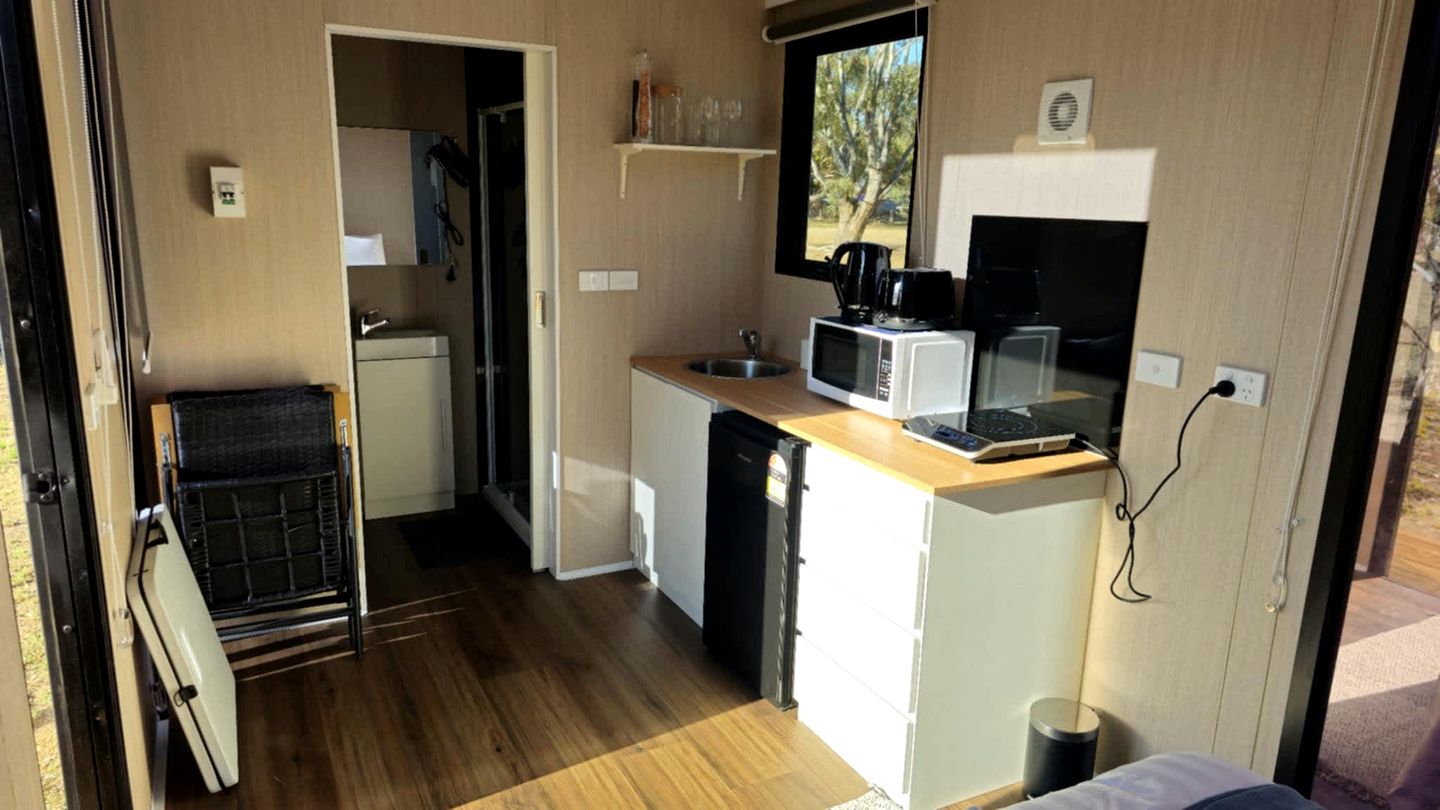 Cute Tiny House with Barbecue in Daisy Hill, Victoria