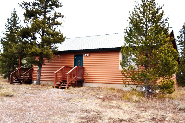 Cabins (Island Park, Idaho, United States)