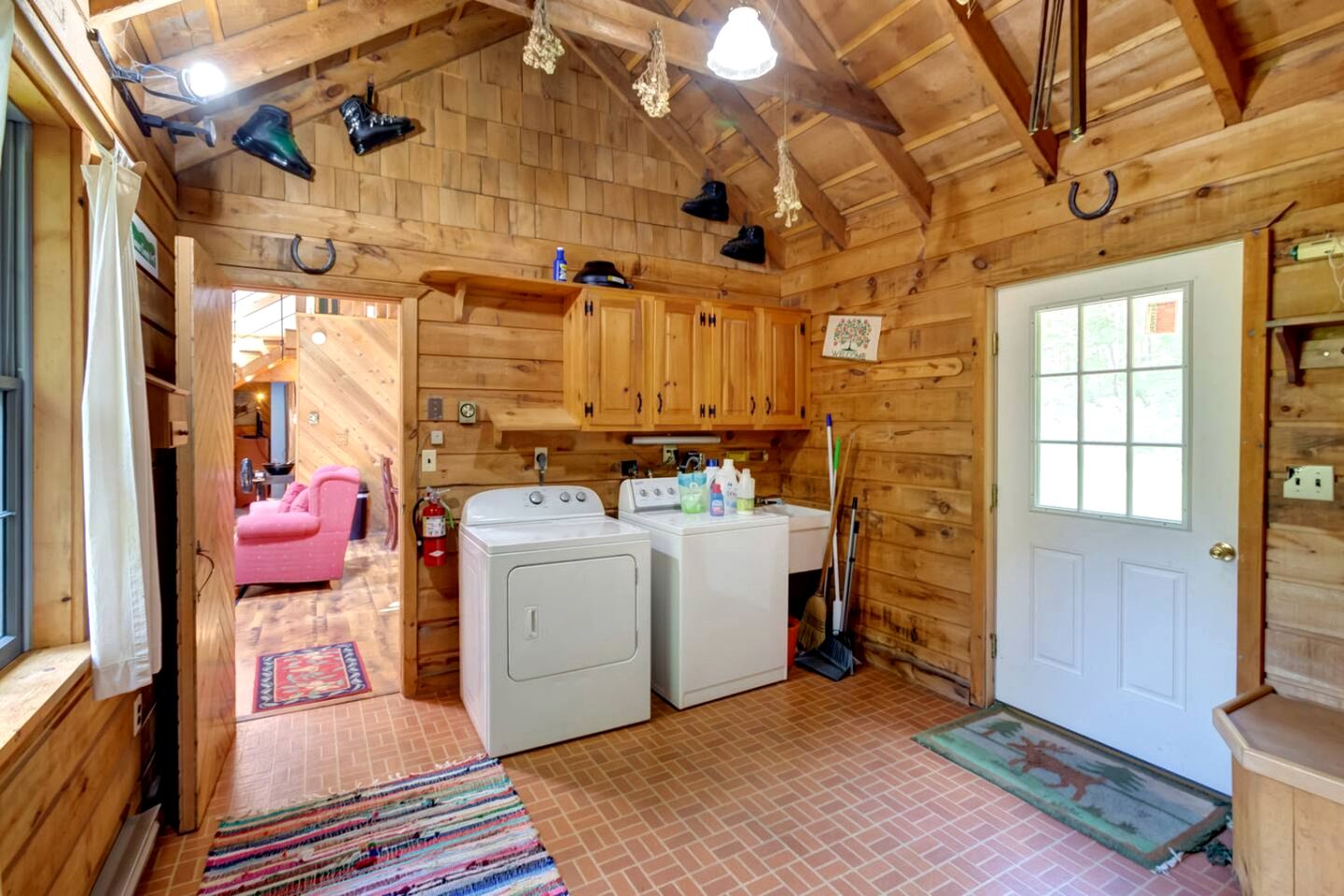 Warm & Inviting Cabin Retreat Perfect for Year-Round Escapes in Denver, New York