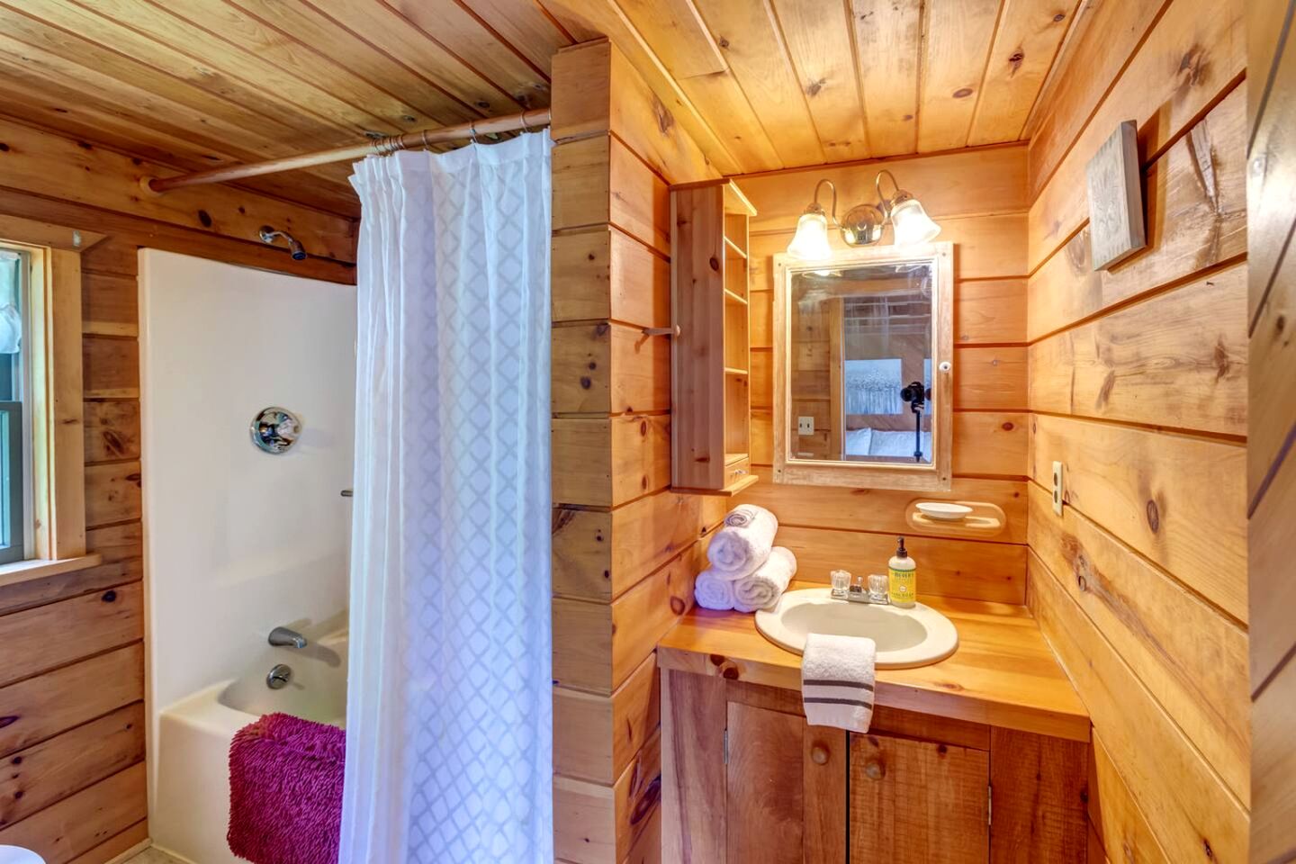 Warm & Inviting Cabin Retreat Perfect for Year-Round Escapes in Denver, New York