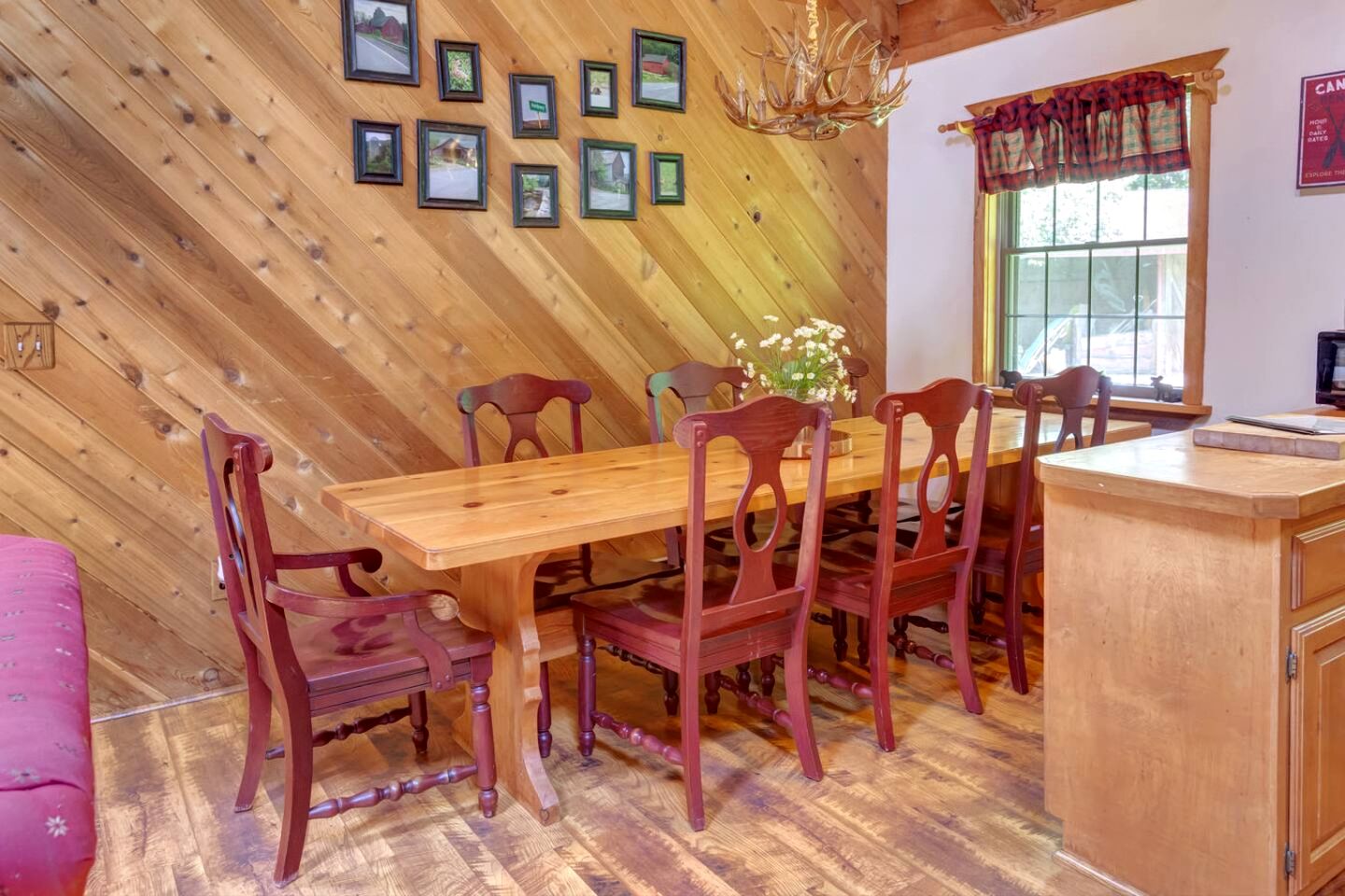 Warm & Inviting Cabin Retreat Perfect for Year-Round Escapes in Denver, New York