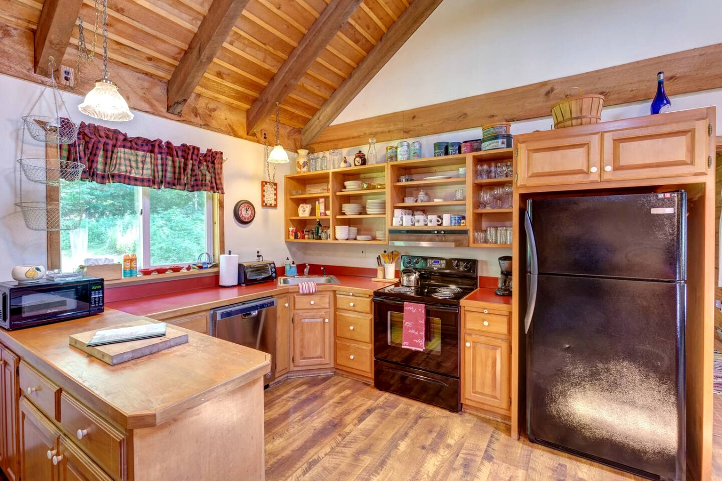 Warm & Inviting Cabin Retreat Perfect for Year-Round Escapes in Denver, New York