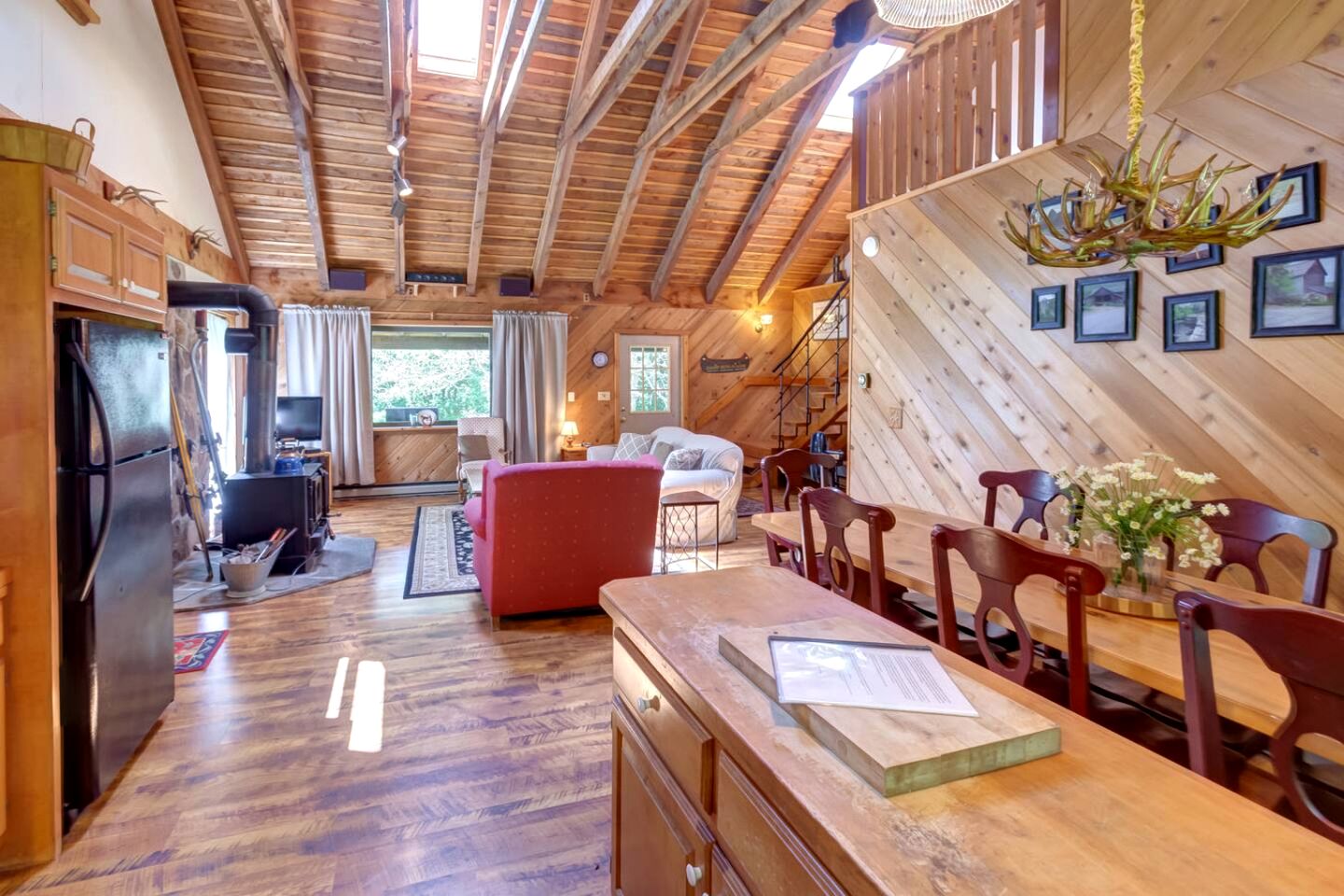 Warm & Inviting Cabin Retreat Perfect for Year-Round Escapes in Denver, New York