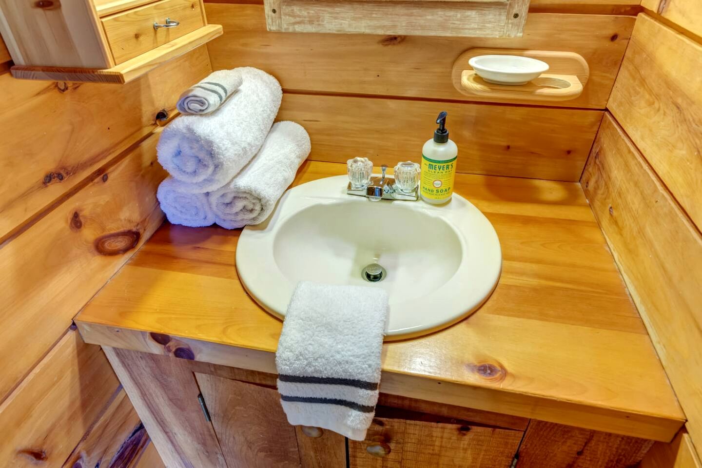 Warm & Inviting Cabin Retreat Perfect for Year-Round Escapes in Denver, New York