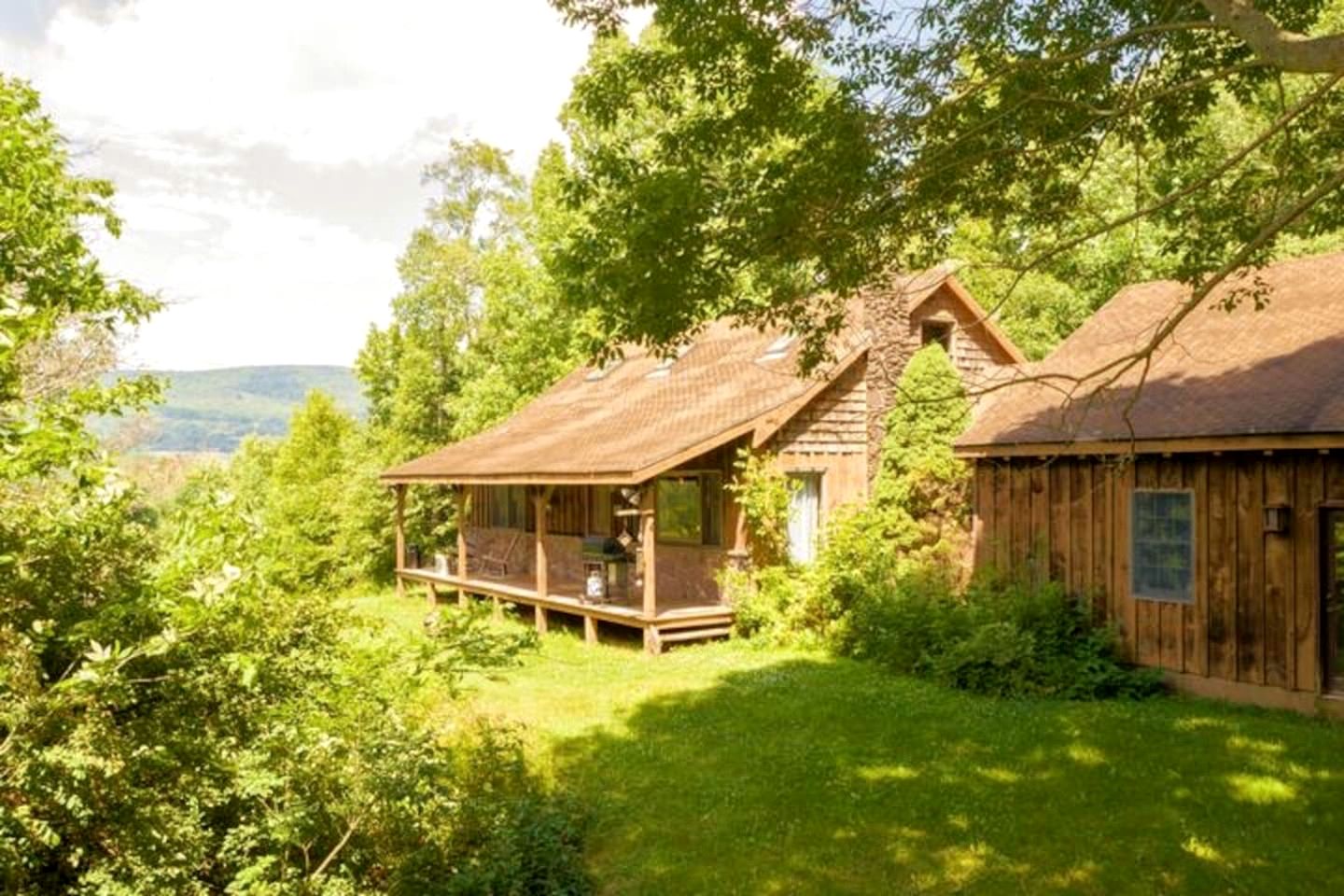 Warm & Inviting Cabin Retreat Perfect for Year-Round Escapes in Denver, New York