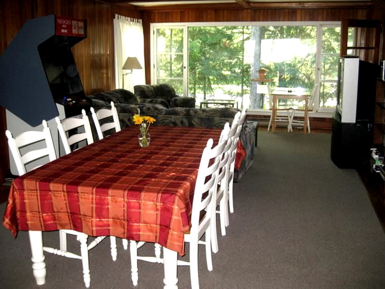 Family-Friendly Cottage Rental for Eight Guests in Wasaga Beach, Ontario