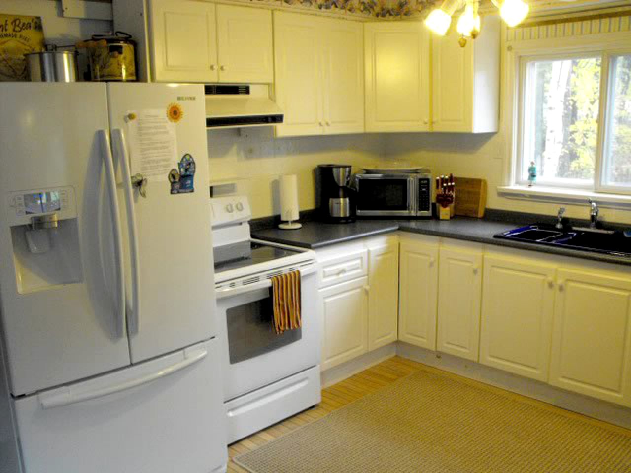 Family-Friendly Cottage Rental for Eight Guests in Wasaga Beach, Ontario