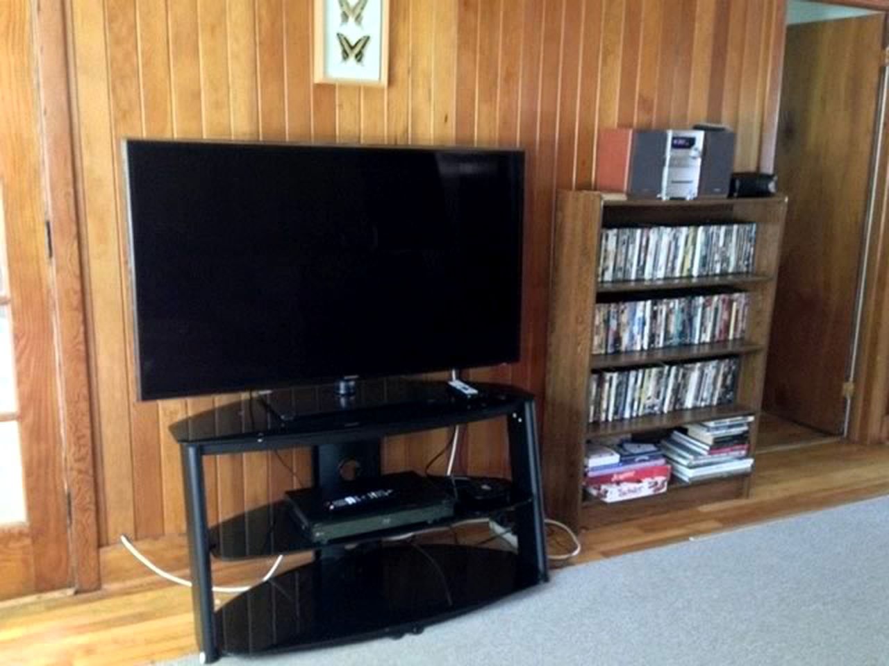 Family-Friendly Cottage Rental for Eight Guests in Wasaga Beach, Ontario