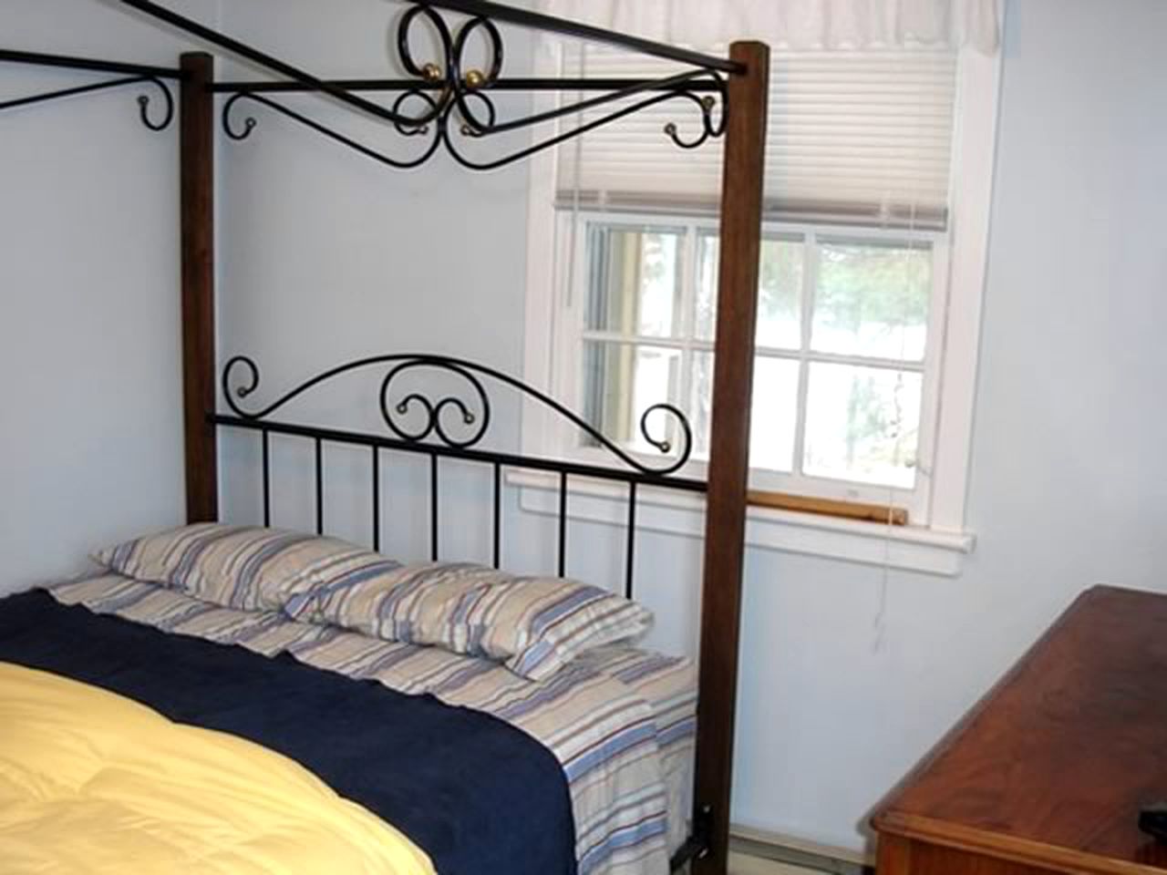 Family-Friendly Cottage Rental for Eight Guests in Wasaga Beach, Ontario