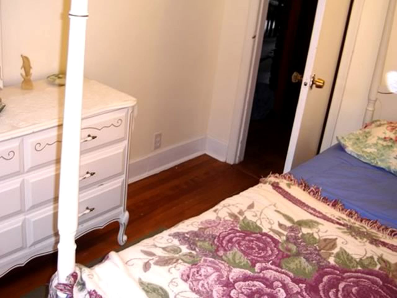 Family-Friendly Cottage Rental for Eight Guests in Wasaga Beach, Ontario