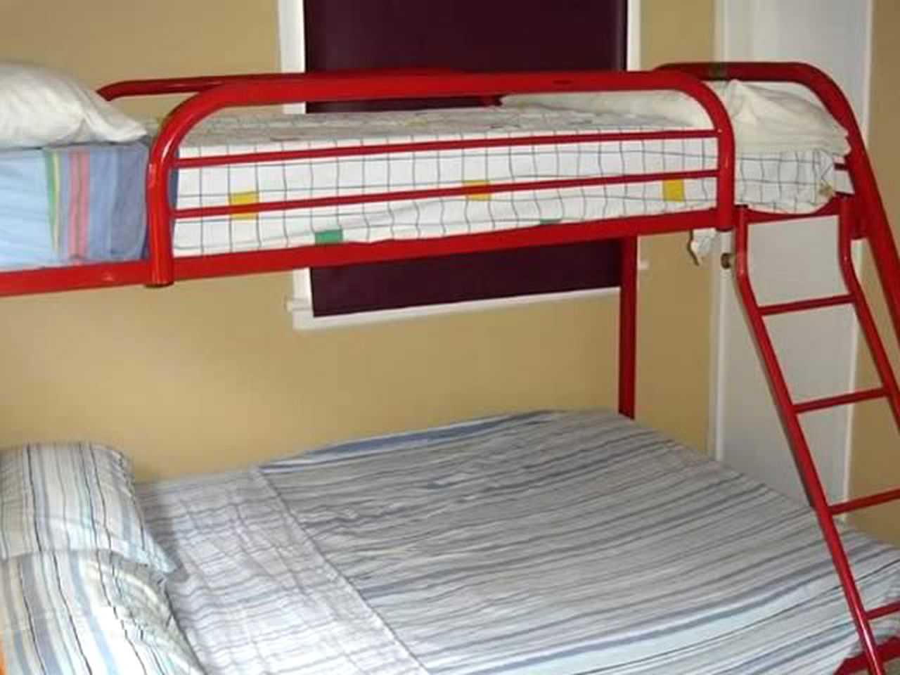 Family-Friendly Cottage Rental for Eight Guests in Wasaga Beach, Ontario