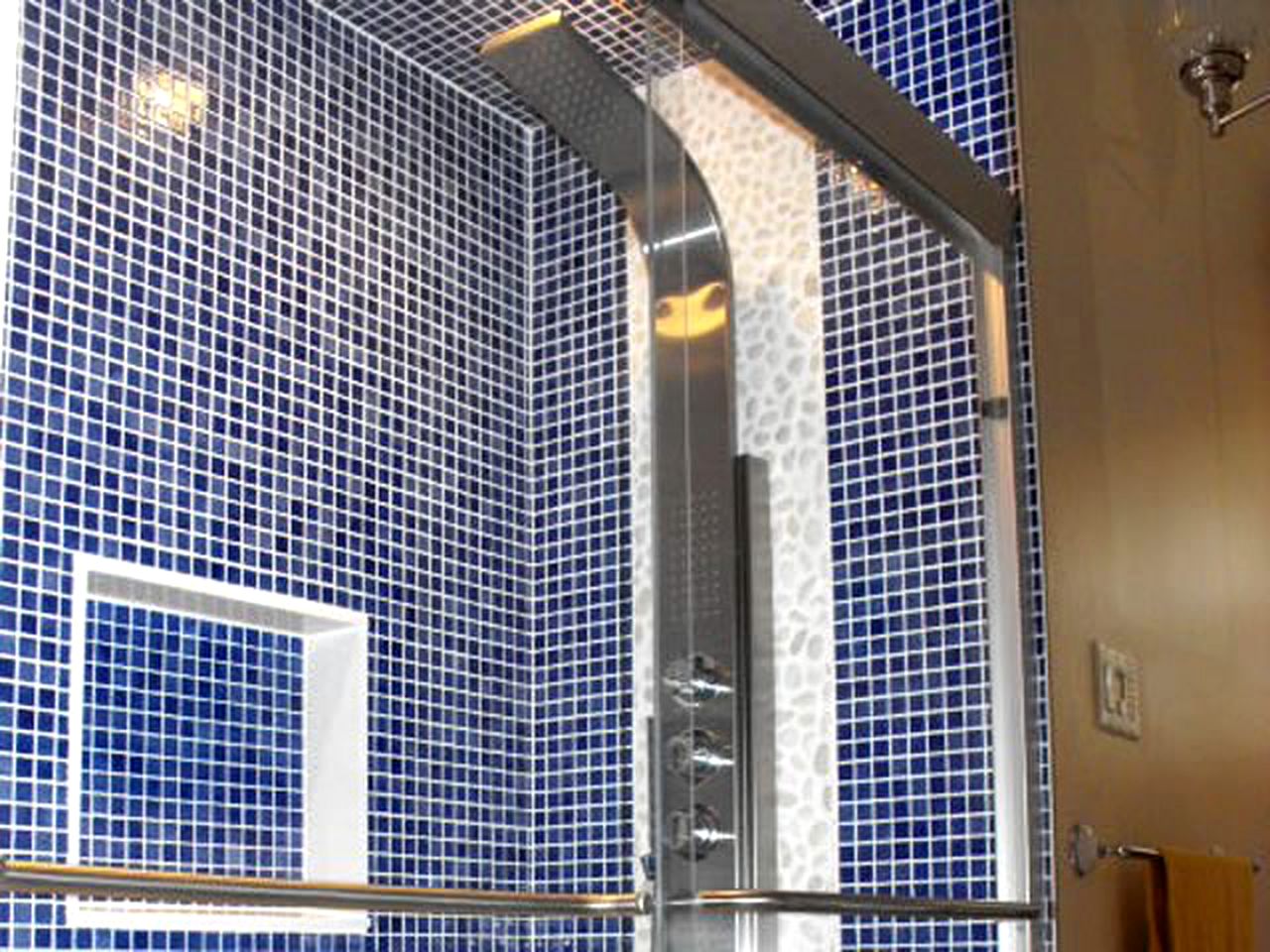 Family-Friendly Cottage Rental for Eight Guests in Wasaga Beach, Ontario