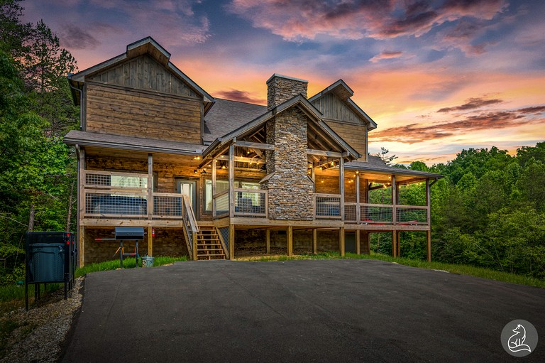 Cozy Wooden Cabin with Games, Hot-tub and Indoor Pool in Sevierville, Tennessee