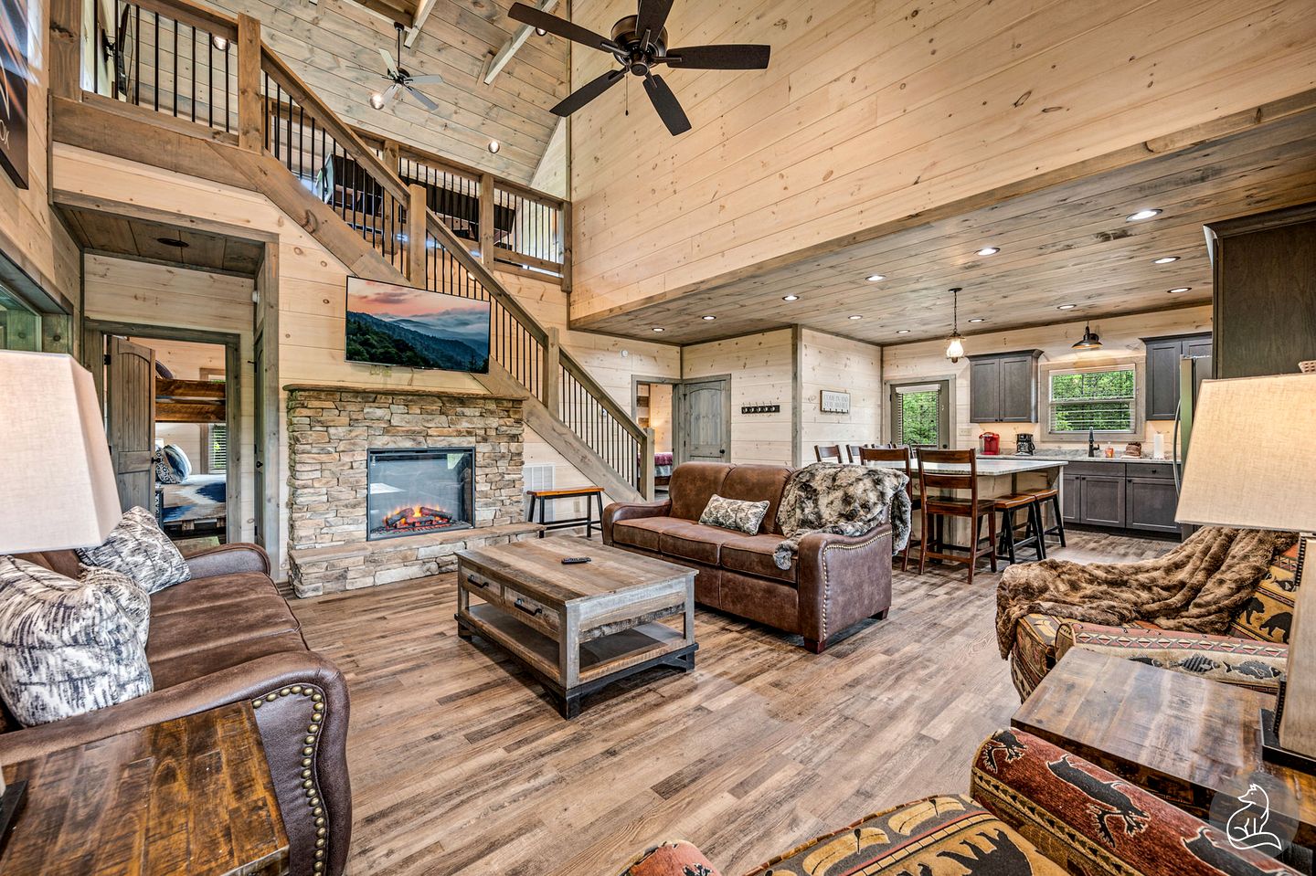 Cozy Wooden Cabin with Games, Hot-tub and Indoor Pool in Sevierville, Tennessee