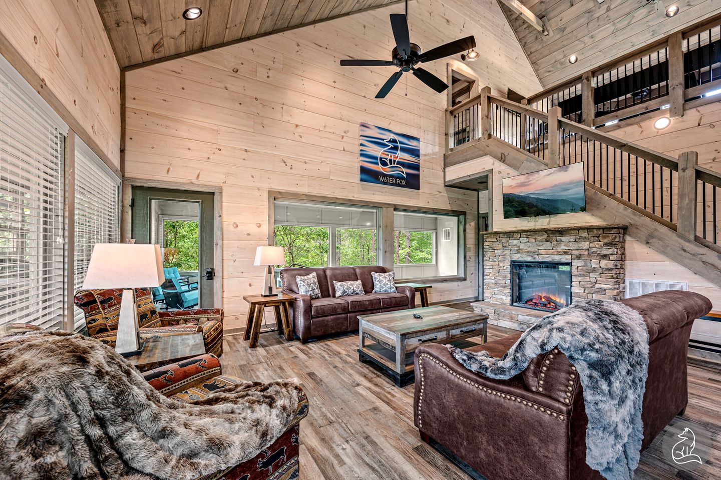 Cozy Wooden Cabin with Games, Hot-tub and Indoor Pool in Sevierville, Tennessee