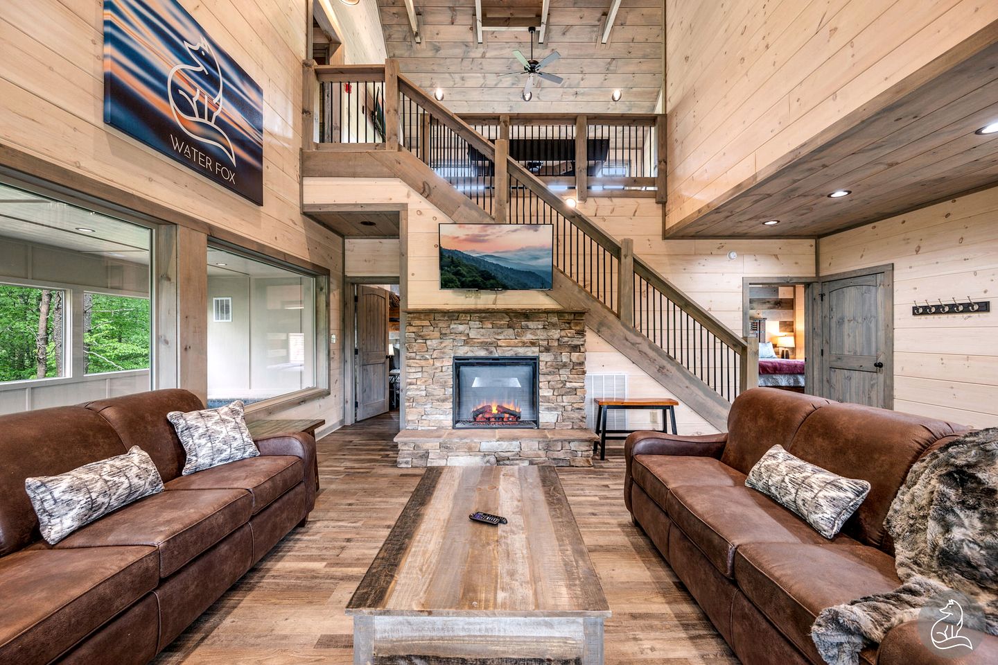 Cozy Wooden Cabin with Games, Hot-tub and Indoor Pool in Sevierville, Tennessee