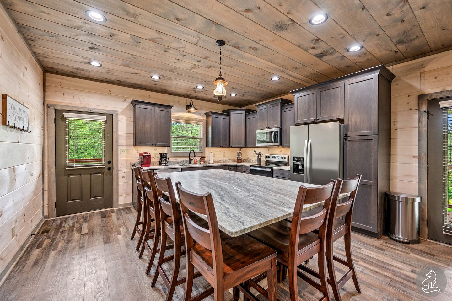 Cozy Wooden Cabin with Games, Hot-tub and Indoor Pool in Sevierville, Tennessee