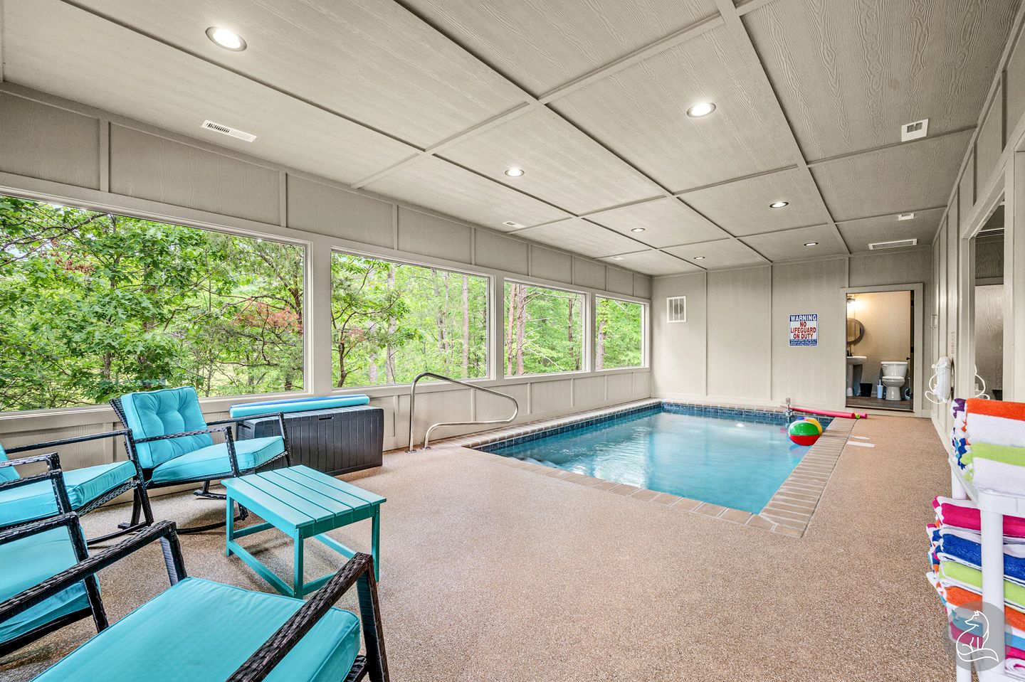 Cozy Wooden Cabin with Games, Hot-tub and Indoor Pool in Sevierville, Tennessee