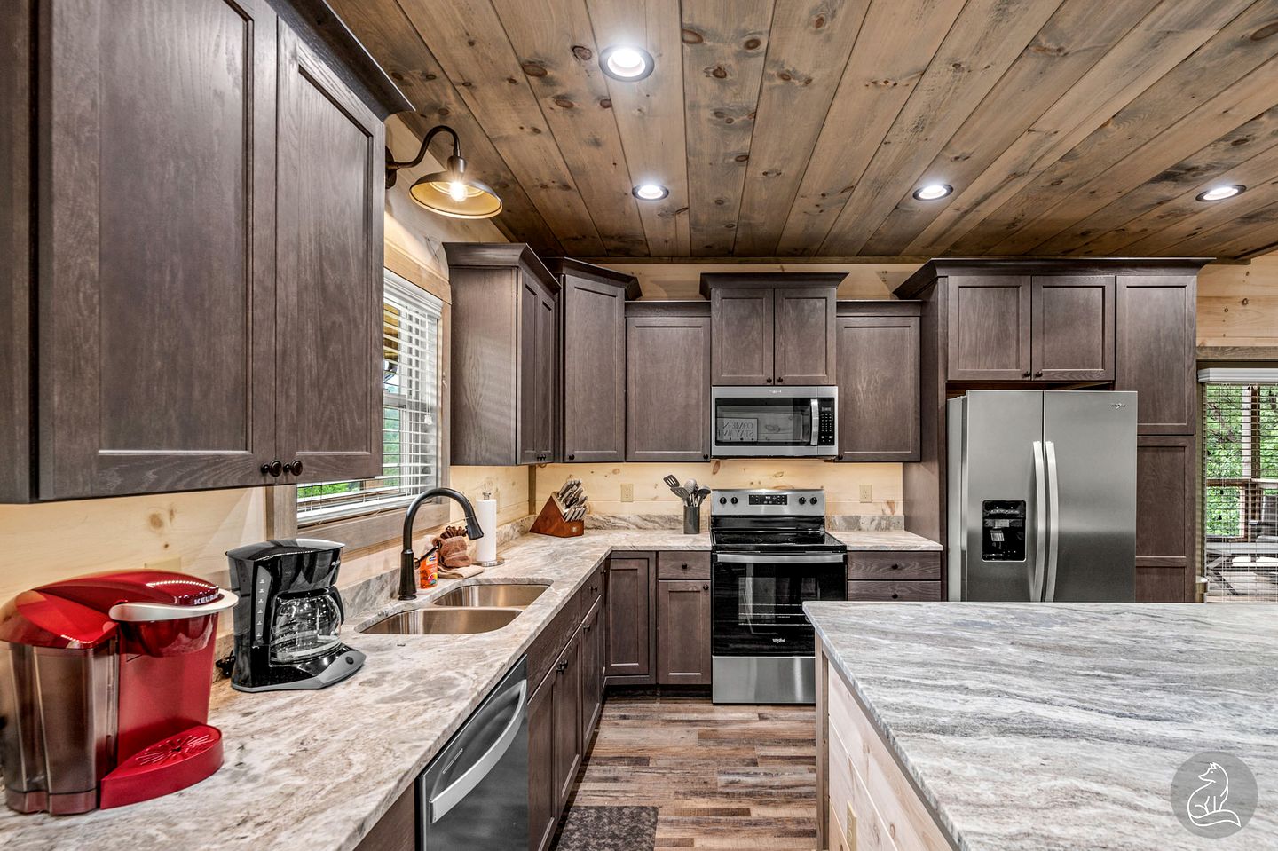 Cozy Wooden Cabin with Games, Hot-tub and Indoor Pool in Sevierville, Tennessee