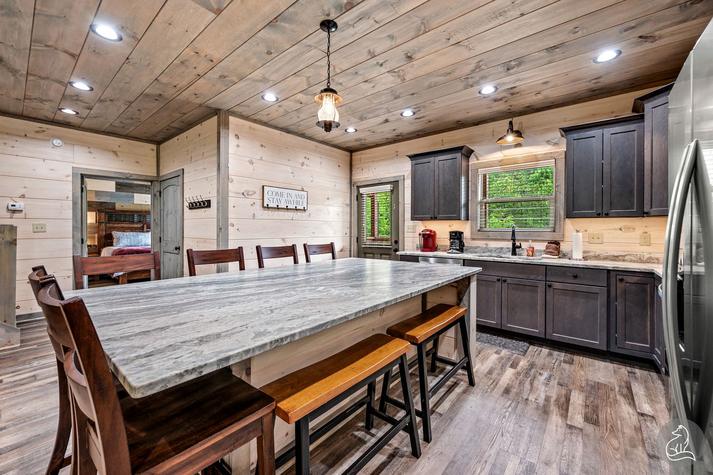 Cozy Wooden Cabin with Games, Hot-tub and Indoor Pool in Sevierville, Tennessee