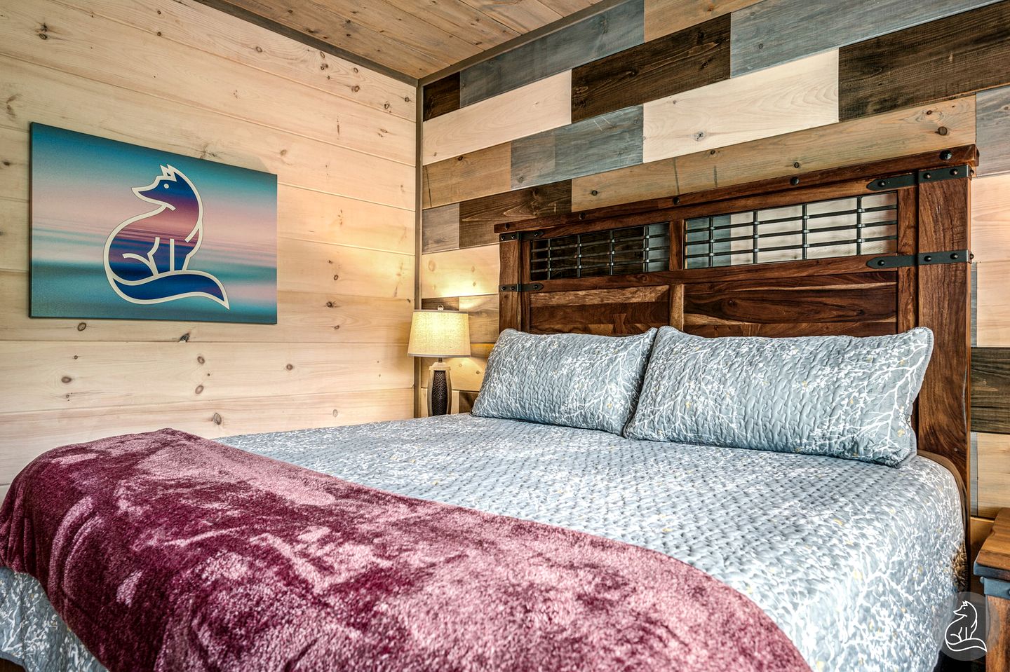 Cozy Wooden Cabin with Games, Hot-tub and Indoor Pool in Sevierville, Tennessee