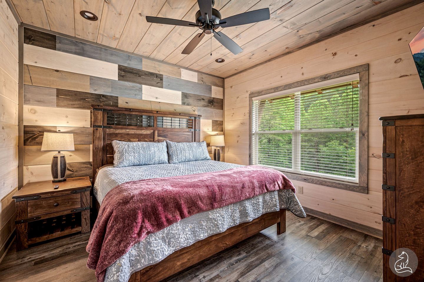Cozy Wooden Cabin with Games, Hot-tub and Indoor Pool in Sevierville, Tennessee
