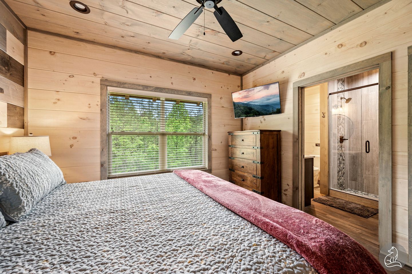 Cozy Wooden Cabin with Games, Hot-tub and Indoor Pool in Sevierville, Tennessee