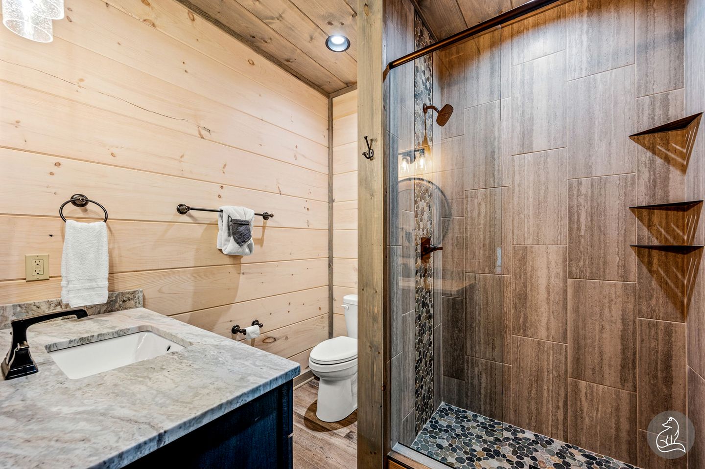 Cozy Wooden Cabin with Games, Hot-tub and Indoor Pool in Sevierville, Tennessee