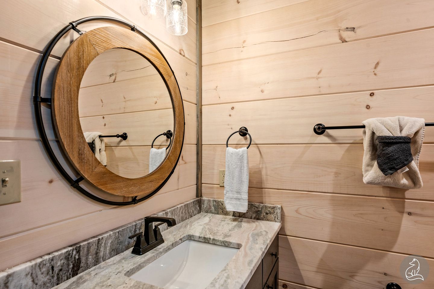 Cozy Wooden Cabin with Games, Hot-tub and Indoor Pool in Sevierville, Tennessee